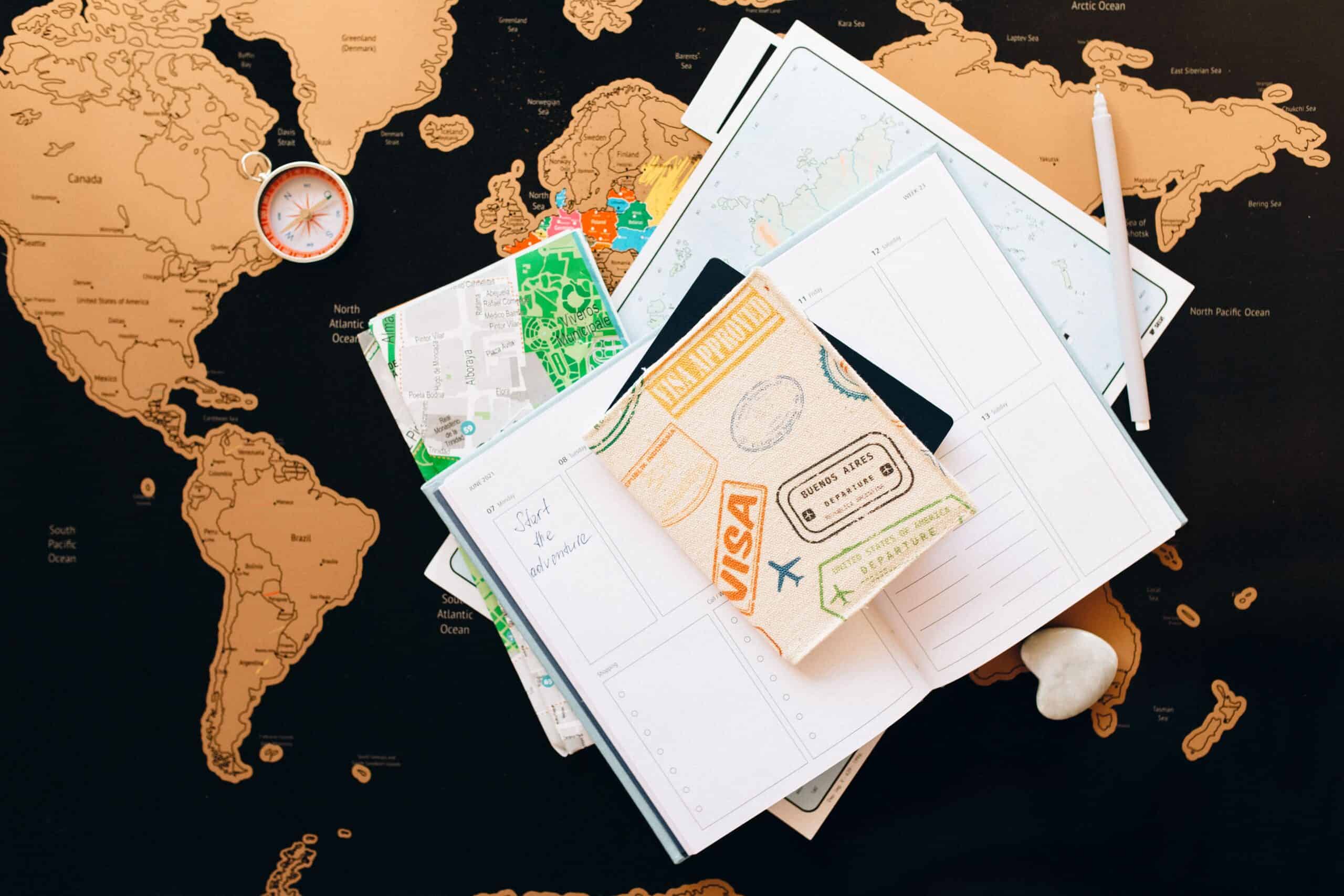Mapa, passaporte e itens para planejar viagem do zero sobre a mesa