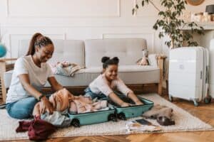 Família arrumando as malas para viajar