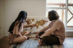 Casal planejando viagem do zero