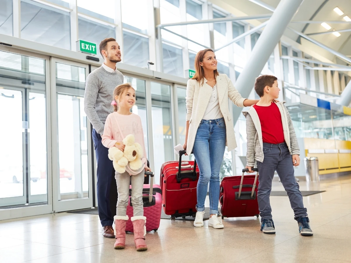 Família com criança no aeroporto antes do embarque